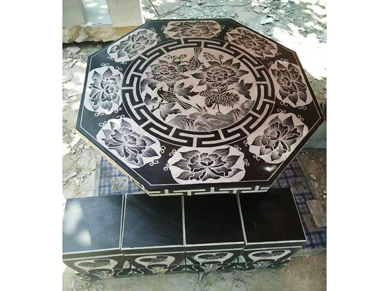 麗江方形石桌