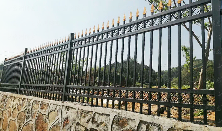 锌钢防护栏是否适用于各种地形和环境？